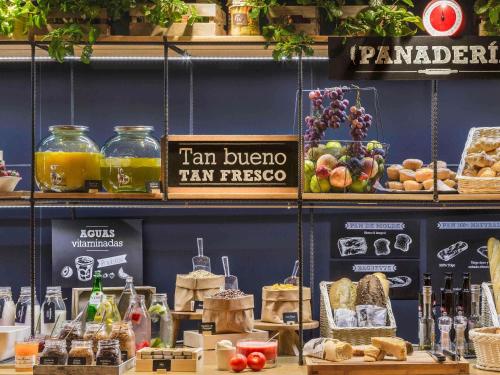 una panadería con pan y otros productos alimenticios expuestos en Ibis Alcala de Henares La Garena, en Alcalá de Henares
