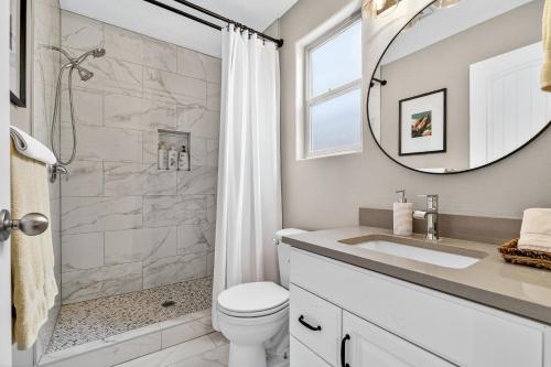 ein Badezimmer mit Toilette, Waschbecken und Spiegel in der Unterkunft Newly Remodeled Getaway Near Zion National Park in La Verkin