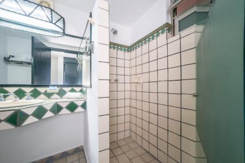 a bathroom with a shower and a mirror at Hotel Autlan in Autlán de Navarro