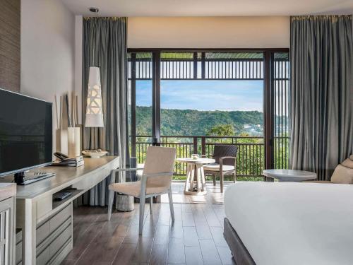 Postel nebo postele na pokoji v ubytování Pullman Phuket Arcadia Naithon Beach