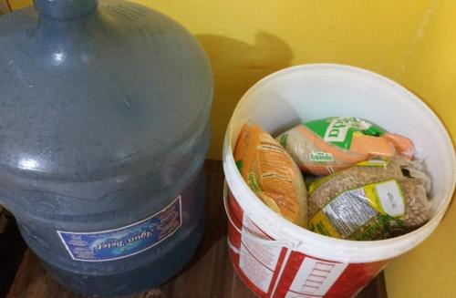a bucket of food next to a bottle of water at Próximo ao Hangar - COP30 in Belém