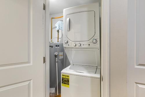 Vannituba majutusasutuses Remote Work Hub Philly Condo 3 Mi to Center City!