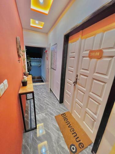 OnsouにあるApartment 100 meters from the airportの看板の付いたガレージのドアのある廊下