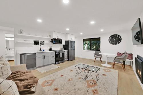 Η κουζίνα ή μικρή κουζίνα στο Amazing Pineview Hideaway Hot Tub In-Law Suite
