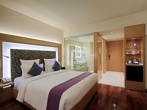 Кровать или кровати в номере Novotel Visakhapatnam Varun Beach