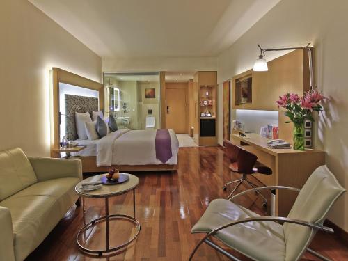 Гостиная зона в Novotel Visakhapatnam Varun Beach