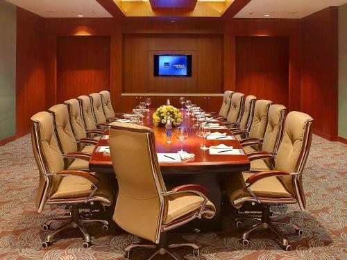 Бизнес-центр и/или конференц-зал в Novotel Visakhapatnam Varun Beach