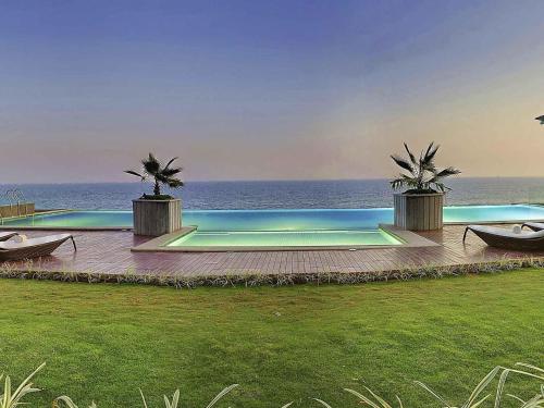 Бассейн в Novotel Visakhapatnam Varun Beach или поблизости