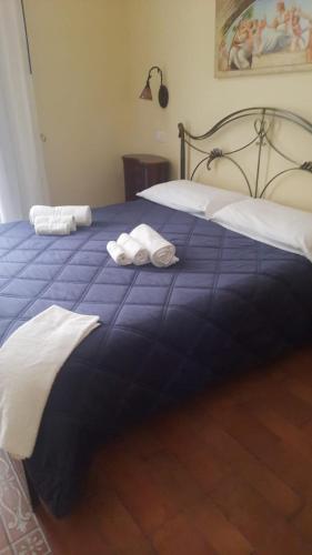 Una cama o camas en una habitación de B&B Ares Charme