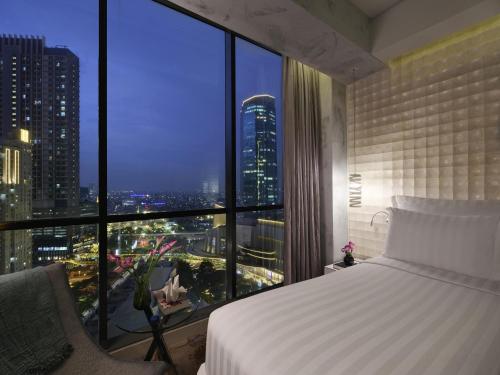 Ένα ή περισσότερα κρεβάτια σε δωμάτιο στο Pullman Jakarta Central Park