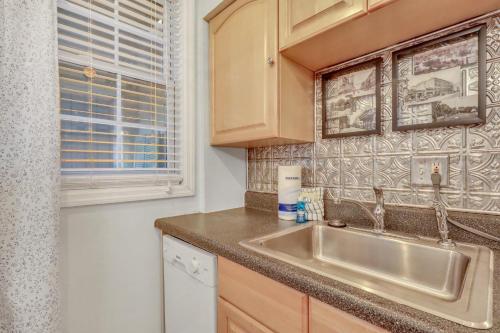 Køkken eller tekøkken på Colonial Blue by Lucky Savannah