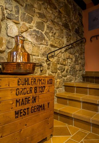 a room with a stone wall and a jug on a wooden crate at Casa de piedra en el corazón de Potes in Potes