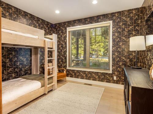 a bedroom with a bunk bed and a window at Suncadia 3 Bdrm Home on the Golf Course Near Swiftwater in Cle Elum