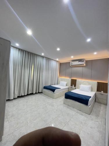 two beds in a hotel room with two bedsvisor at شقة ذات موقع رائع in An Nikāshah