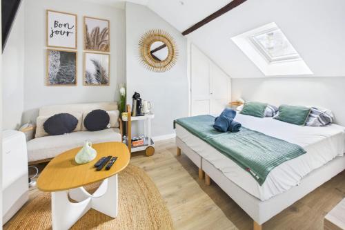 une chambre avec un lit et un canapé dans l'établissement Les Troyes Rois, à Troyes