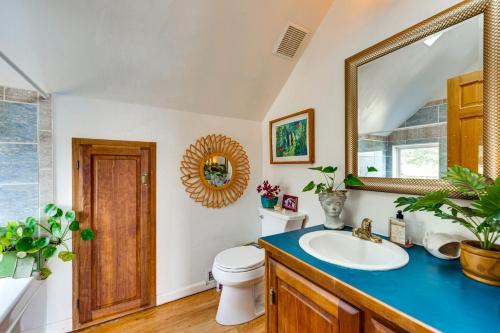 Bilik mandi di Trail Access, Hot Tub Lakefront Boulder Retreat!