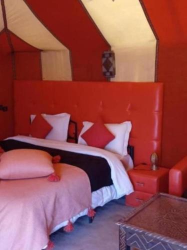 Postel nebo postele na pokoji v ubytování Sunlight Luxury Desert Camp