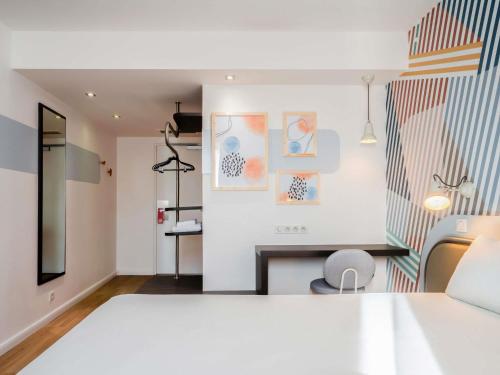 Ένα ή περισσότερα κρεβάτια σε δωμάτιο στο ibis Styles Paris Porte d'Orléans