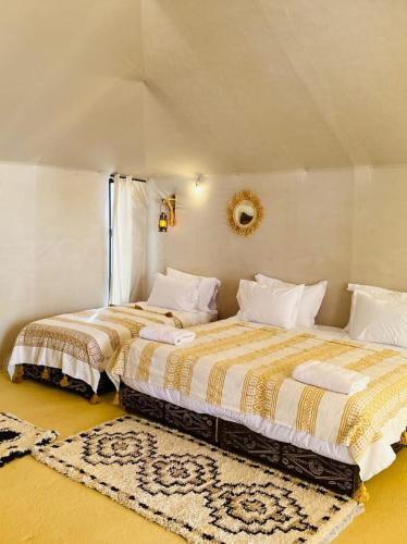 Postel nebo postele na pokoji v ubytování Sunlight Luxury Desert Camp