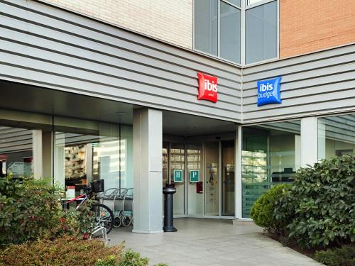 a building with the entrance to a ups store at Ibis Lleida in Lleida