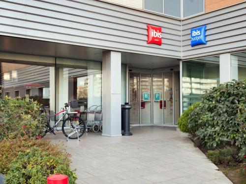 a building with a bike parked outside of it at Ibis Budget Lleida in Lleida