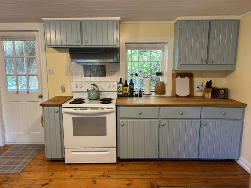 Η κουζίνα ή μικρή κουζίνα στο The Shipbuilder's Summer Kitchen