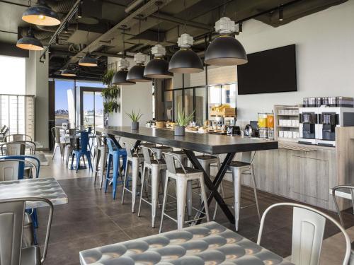 Lounge atau bar di Ibis budget Lausanne-Bussigny