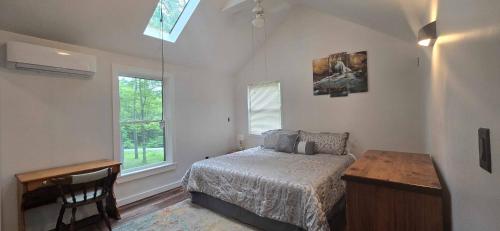 En eller flere senge i et værelse på Views, Pines & Perfect Vibes