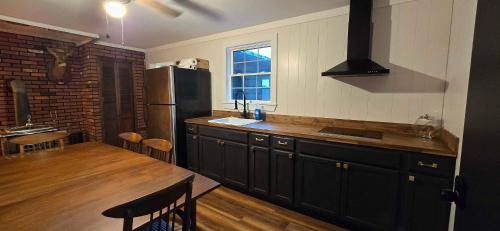 Køkken eller tekøkken på Views, Pines & Perfect Vibes