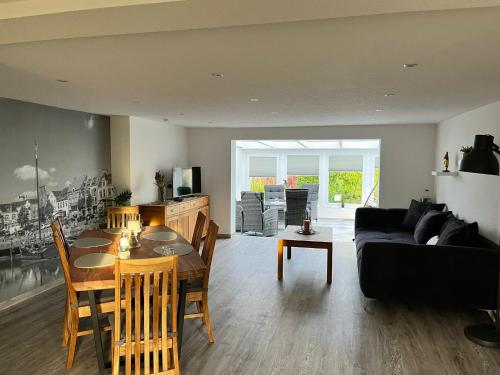 a living room with a table and a couch at Ferienhaus Salz & Seele in Husum