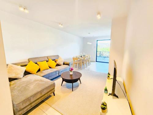 ルクセンブルクにあるElegant 3BR Retreat with terraces&parkingのソファとテーブルのあるリビングルーム