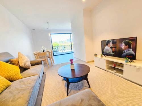 ルクセンブルクにあるElegant 3BR Retreat with terraces&parkingのソファとテレビのあるリビングルーム