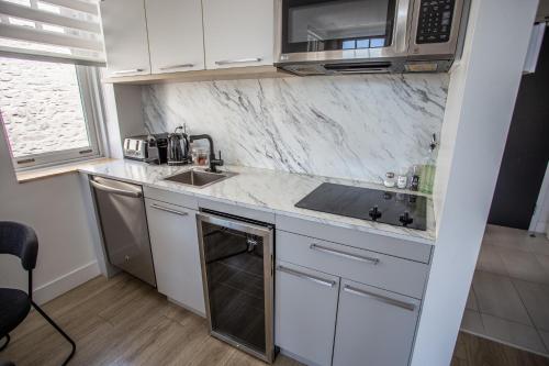 Cuisine ou kitchenette dans l'établissement Les Lofts Ste-Anne