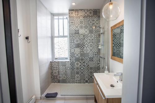 Salle de bains dans l'établissement Les Lofts Ste-Anne