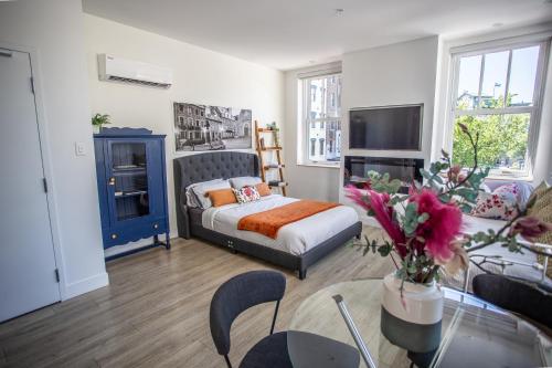 une chambre avec un lit et un salon dans l'établissement Les Lofts Ste-Anne, à Québec