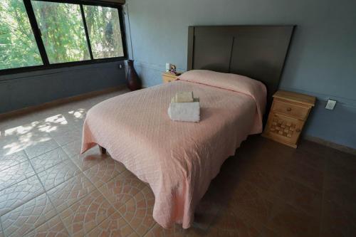 a bedroom with a bed with a pink blanket at Loft Casa Itayata in Oaxaca City