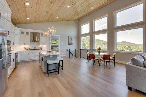 Η κουζίνα ή μικρή κουζίνα στο Mtn-View Decks and Fire Pit Quiet Brasstown Escape