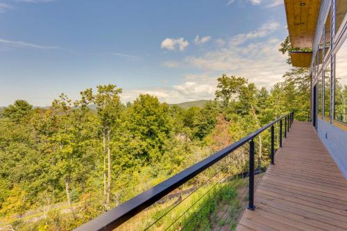 Μπαλκόνι ή βεράντα στο Mtn-View Decks and Fire Pit Quiet Brasstown Escape
