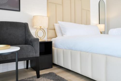 Cama o camas de una habitación en Oceanfront Bliss with Breathtaking Views