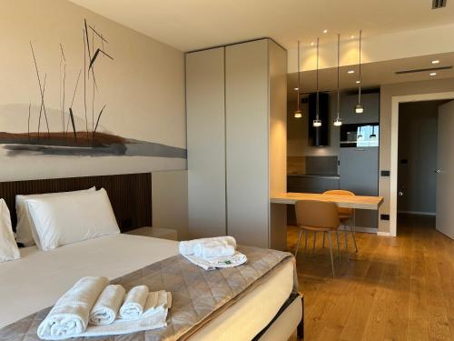 ein Schlafzimmer mit einem Bett mit zwei Handtüchern darauf in der Unterkunft Exclusive flat on Lake Como with panoramic views in Como