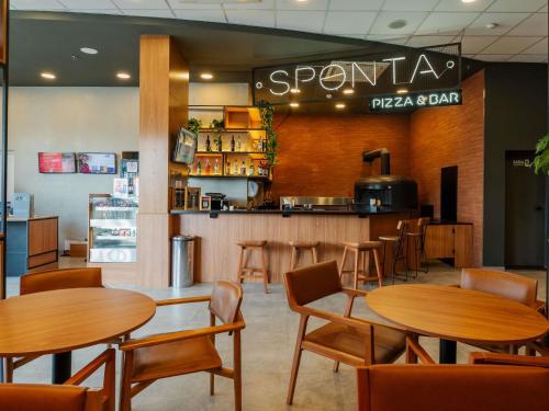 Ο χώρος του lounge ή του μπαρ στο ibis Mogi das Cruzes Shopping