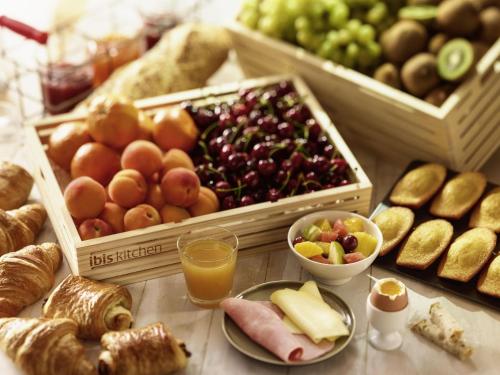 a table topped with lots of different types of food at ibis Curitiba Shopping in Curitiba