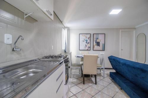 una cocina con fregadero y encimera en CLR81 - Calçadão, 1 Dorm Climatizado, Garagem, en Balneário Camboriú