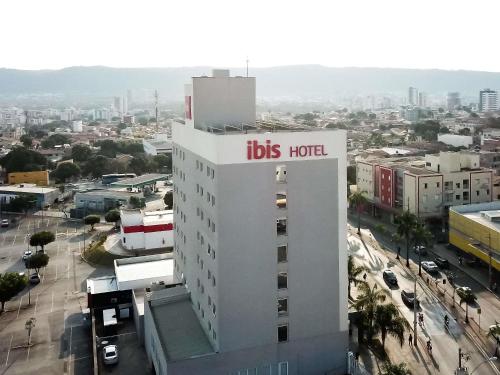 a white building with a bus hotel sign on it at ibis Montes Claros Shopping in Montes Claros