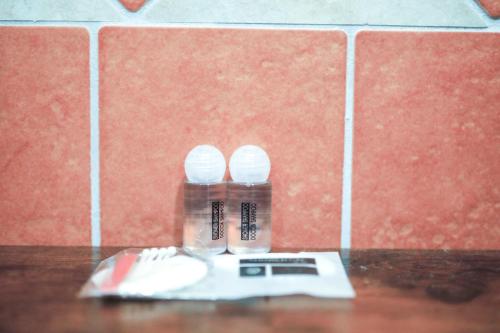 a pair of tooth brushes sitting on top of a table at Residenza Sant'Andrea in Campobasso