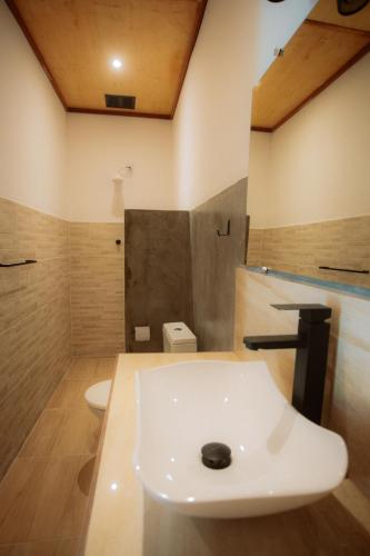 a bathroom with a sink and a toilet at Pousada Catavento in São Gonçalo do Amarante
