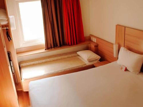 a small bedroom with a bed and a window at ibis Santiago Providencia in Santiago