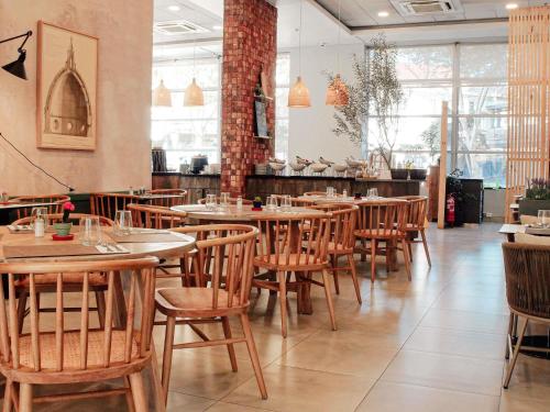 a row of tables and chairs in a restaurant at ibis Santiago Providencia in Santiago