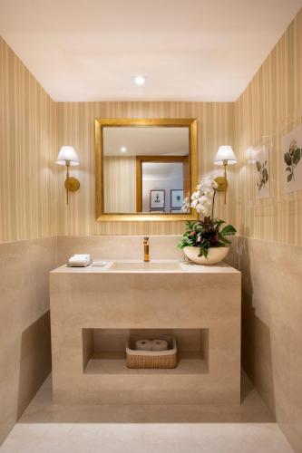 a bathroom with a sink and a mirror at Windsor Plaza Brasilia in Brasilia