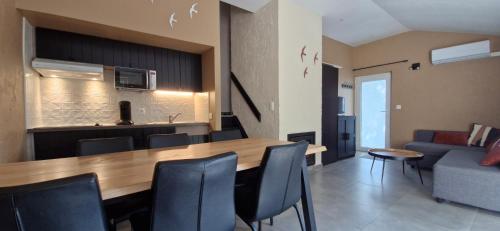 a kitchen and living room with a table and chairs at Casa Gaumaise - climatisation réversible et nature in Virton
